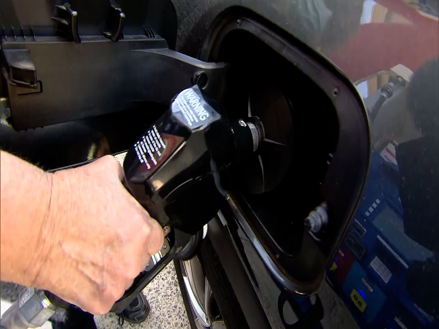 Gas Prices Continue to Fall in Western Pennsylvania