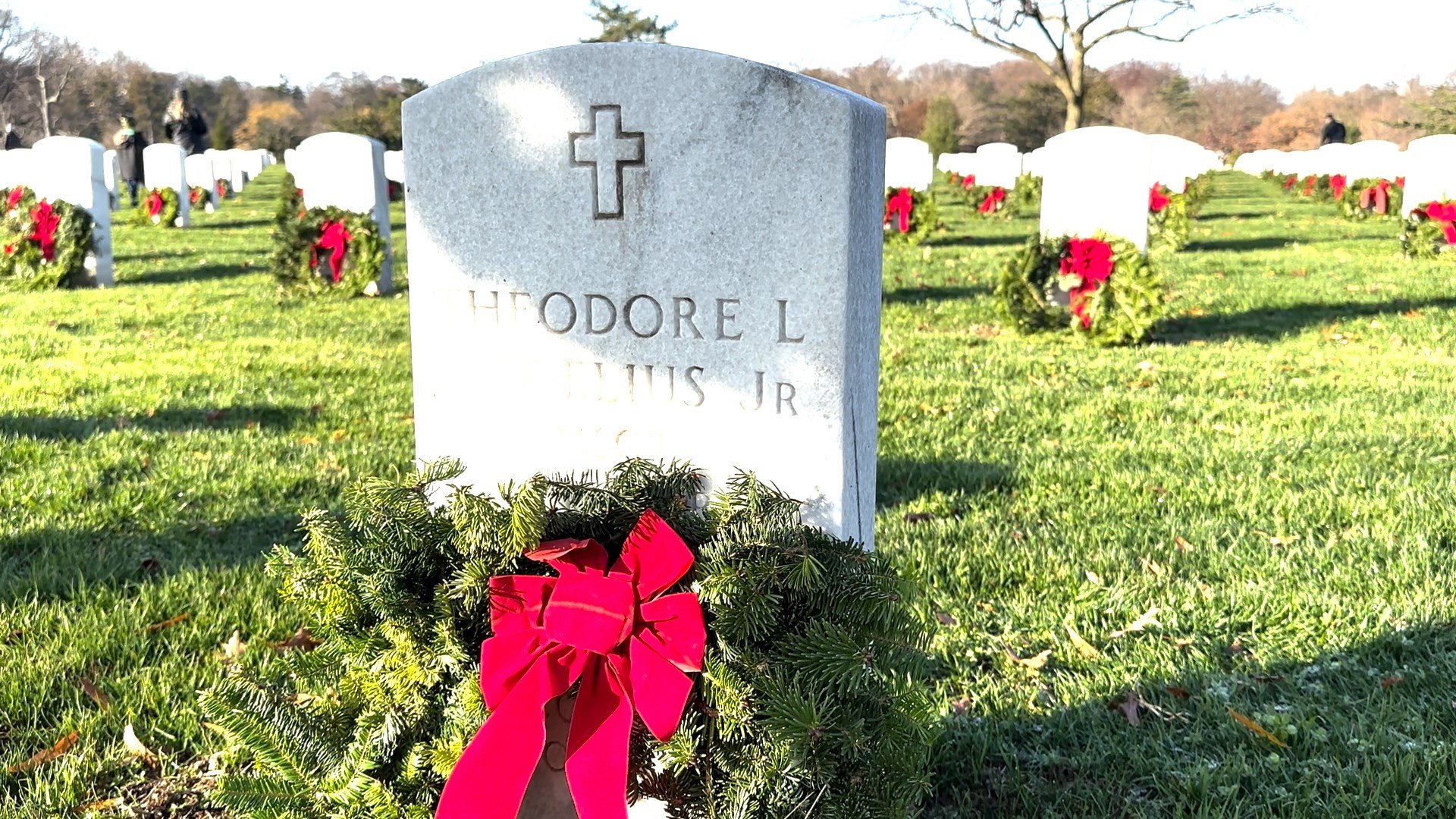Thousands Place Wreaths at Arlington National Cemetery to Honor Service Members