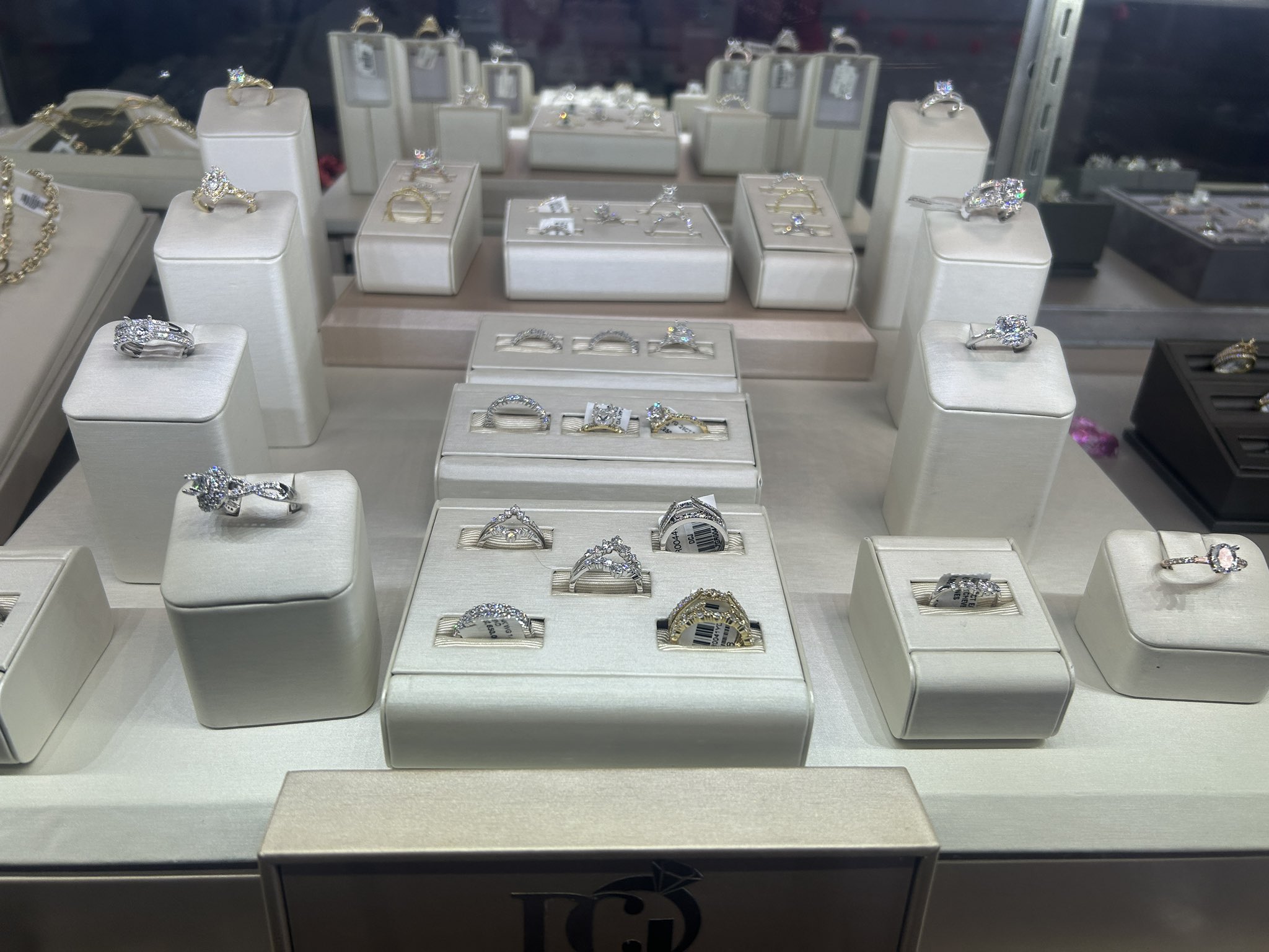 Jewelry Stores Stay Busy on Valentine's Day