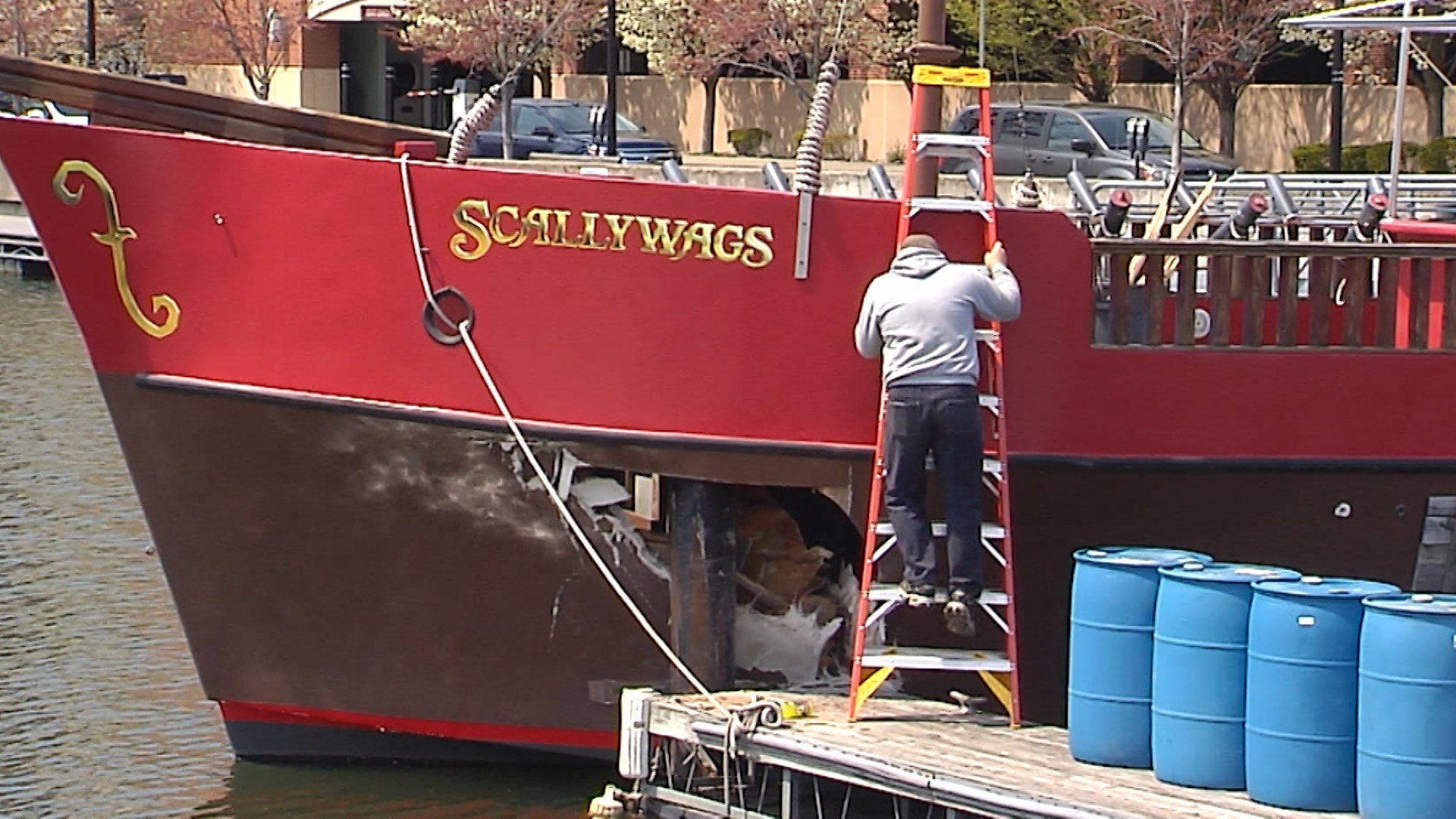 Pirates inform boats of rain delay on scoreboard